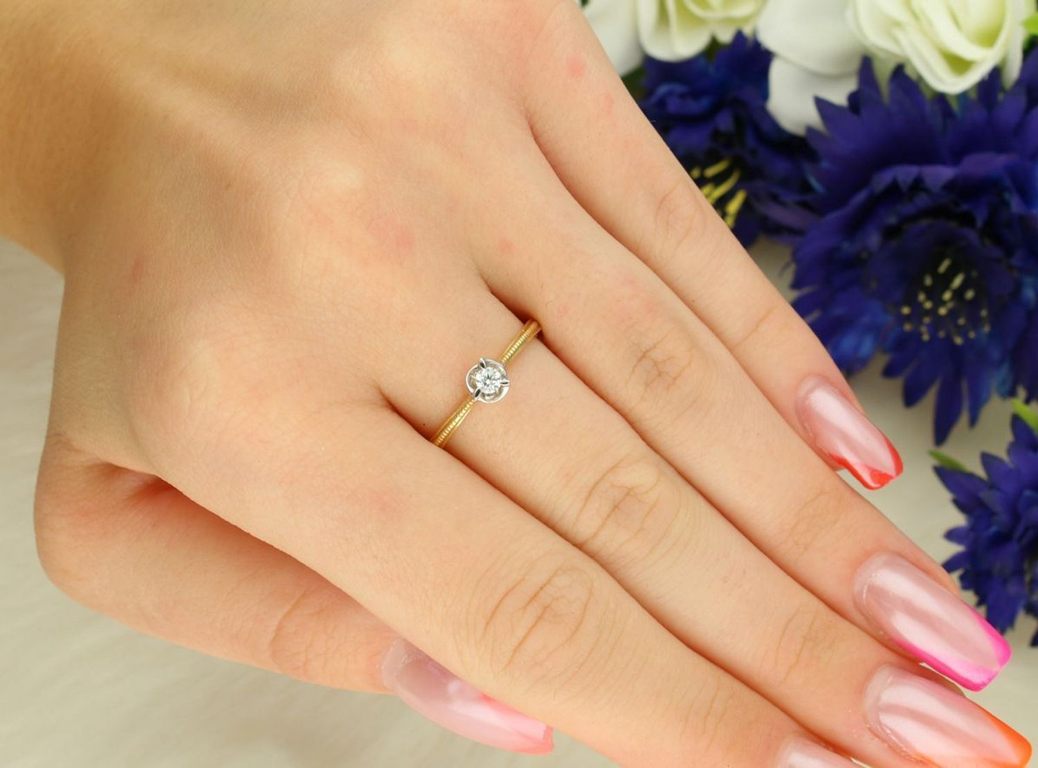 Elegancki złoty pierścionek Wieczna Miłość z diamentem 0,95 ct, barwa H, czystość SI, trzy ramiona z białego złota. Idealny na zaręczyny lub prezent z certyfikatem autentyczności.11.jpg